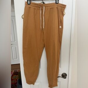 Vuori women’s jogger size L great condition